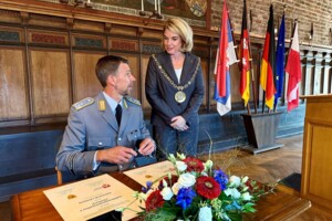 Feierliche Unterzeichnung der Patenschaft zwischen Hansestadt Lüneburg und Aufklärungslehrbataillon 3 „Lüneburg“
